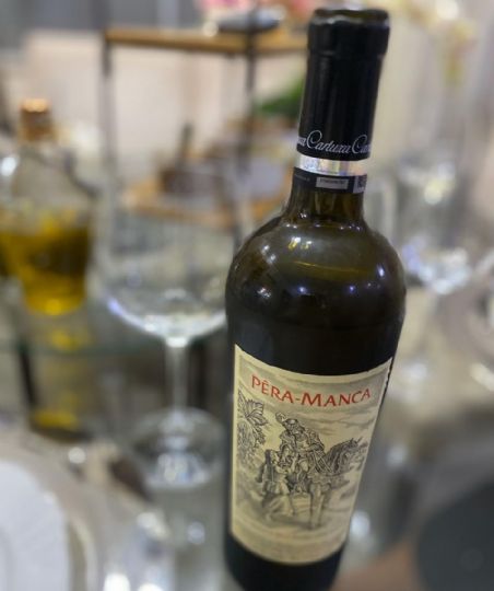 Teor alco�lico: 13.5%. Cor: Granada. Aroma: Complexo a passas de frutos e ess�ncias das madeiras de est�gio, grande finura e profundidade. Vinho encorpado, rico, com certo frescor e um aveludado em harmonia com um tanino de grande qualidade que lhe confere estabilidade natural e longevidade. Estamos falando P�ra-Manca Tinto safra 1990, elaborado pelos en�logos Cola�o do Ros�rio e Pedro Baptista com as castas Trincadeira e Aragonez, dispon�vel em alguns importadores por meros R$ 3900,00 a garrafa, dependendo da safra!